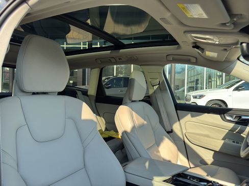 Used 2022 Volvo XC60 B5 Momentum w/ Advanced Package image 12