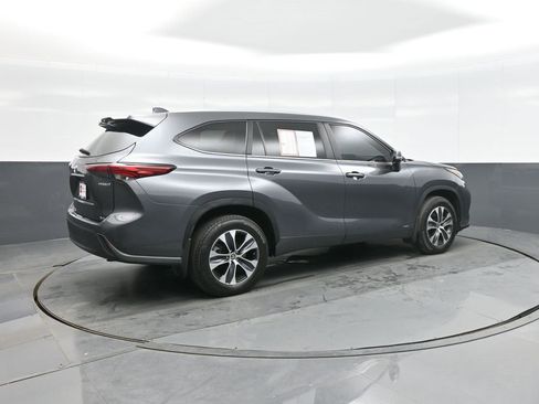 Used 2023 Toyota Highlander XLE image 7