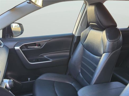 Used 2019 Toyota RAV4 XLE Premium w/ Cold Weather Package AWD/4WD image 13