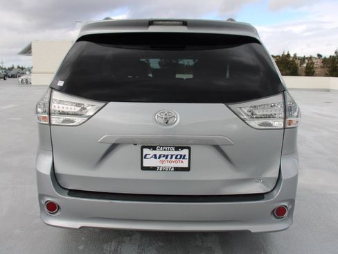 Used 2017 Toyota Sienna SE Premium image 4