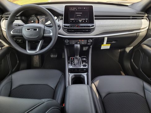 Used 2025 Jeep Compass Latitude image 13