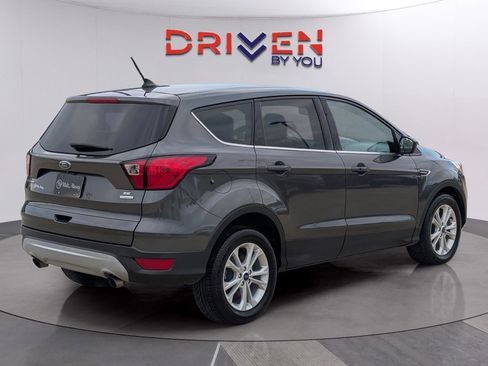 Used 2019 Ford Escape SE image 5