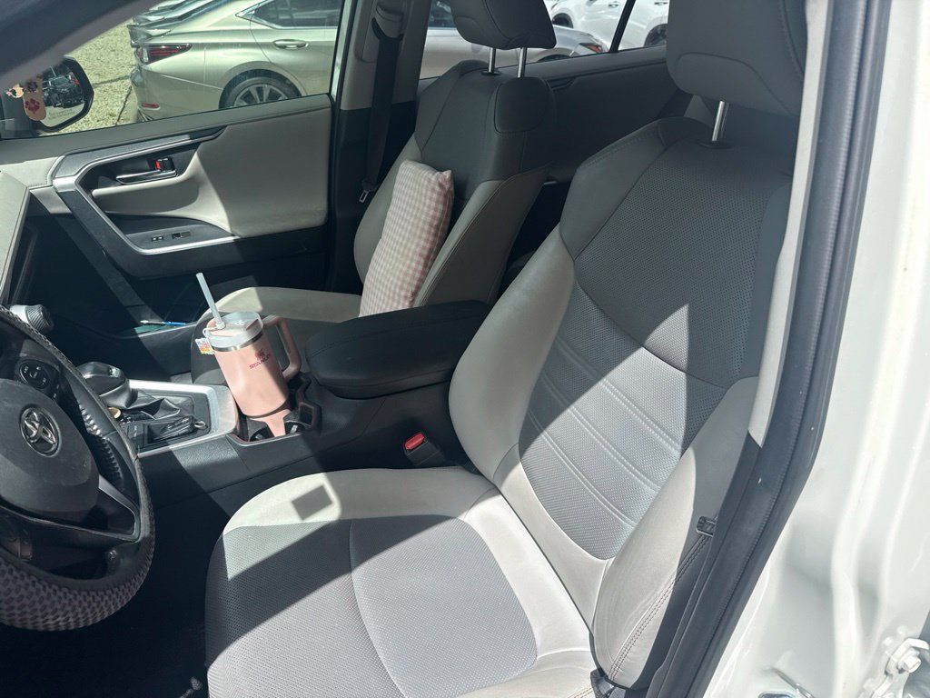 Used 2019 Toyota RAV4 Limited w/ Cold Weather Package FWD image 16