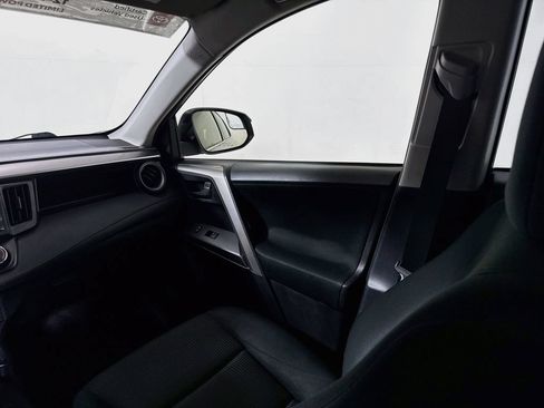 Used 2018 Toyota RAV4 LE FWD image 20