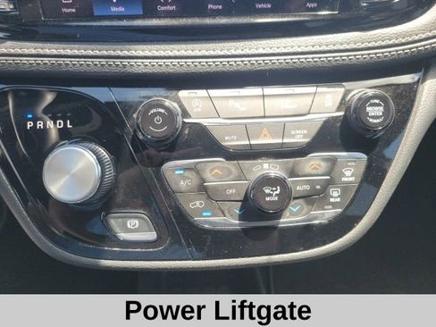 Used 2024 Chrysler Pacifica Touring FWD image 8