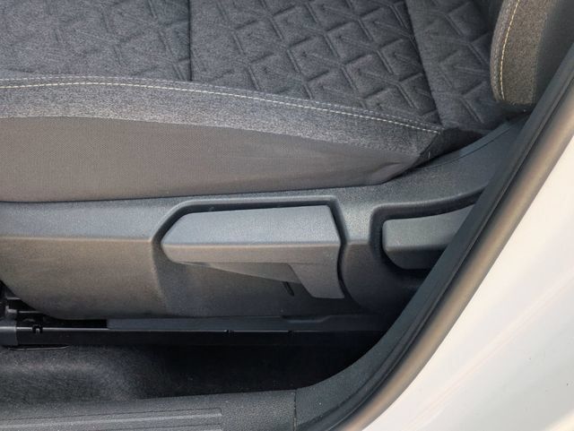 Used 2025 Nissan Kicks SV FWD image 16
