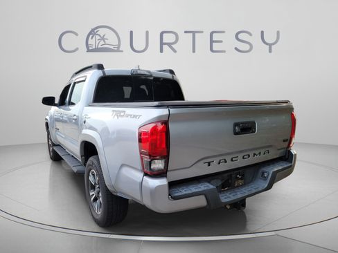 Used 2018 Toyota Tacoma TRD Sport RWD image 2