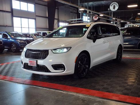 Used 2024 Chrysler Pacifica Limited w/ S Appearance Package FWD image 3