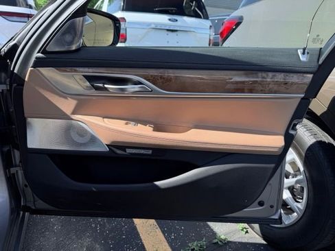 Used 2018 BMW 750i RWD image 19