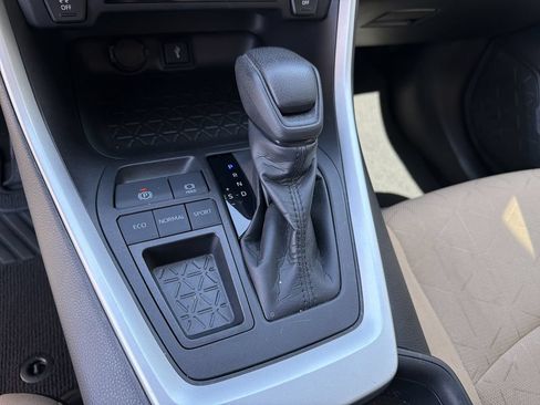 Used 2021 Toyota RAV4 XLE w/ Convenience Package FWD image 25