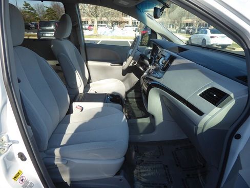 Used 2014 Toyota Sienna LE image 24