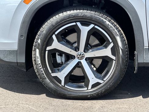 Used 2025 Volkswagen Tiguan SE w/ Panoramic Sunroof Package AWD/4WD image 8