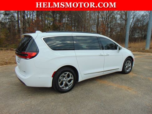 Certified 2022 Chrysler Pacifica Limited w/ Uconnect Theater Family Group image 18