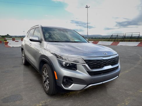 Certified 2021 Kia Seltos EX AWD/4WD image 2