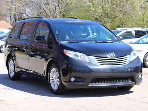 Used 2012 Toyota Sienna XLE image 1