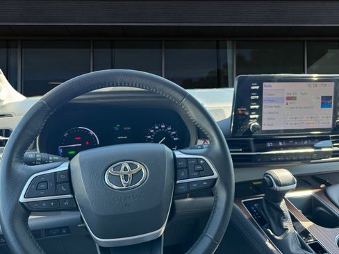 Used 2022 Toyota Sienna XLE AWD/4WD image 4