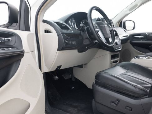 Used 2013 Chrysler Town & Country Touring FWD image 26