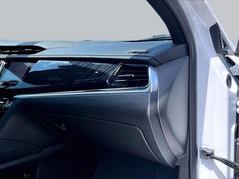 Used 2025 Cadillac XT6 Premium Luxury FWD image 17