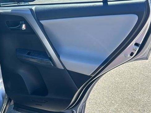 Used 2017 Toyota RAV4 Platinum image 12