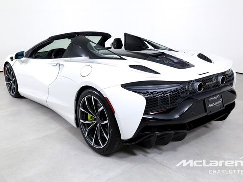 Used 2025 McLaren Artura Spider image 8