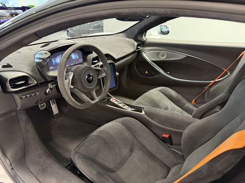 Used 2023 McLaren Artura image 7