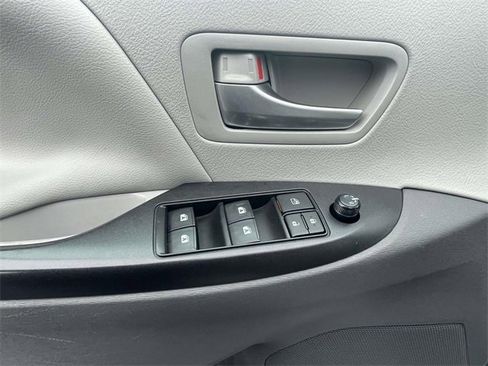 Used 2018 Toyota Sienna LE image 16