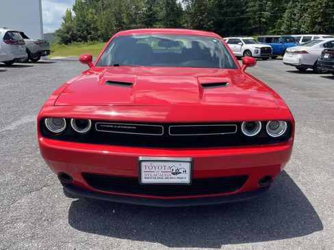Used 2015 Dodge Challenger SXT RWD image 6
