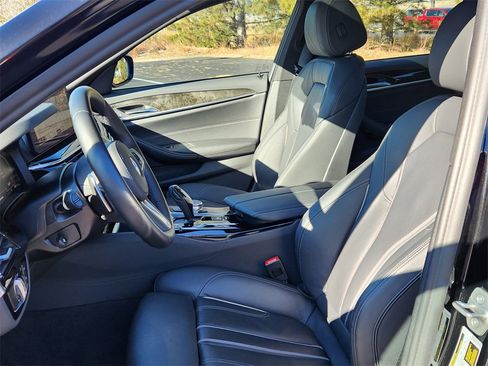 Used 2022 BMW 530i xDrive w/ M Sport Package image 8