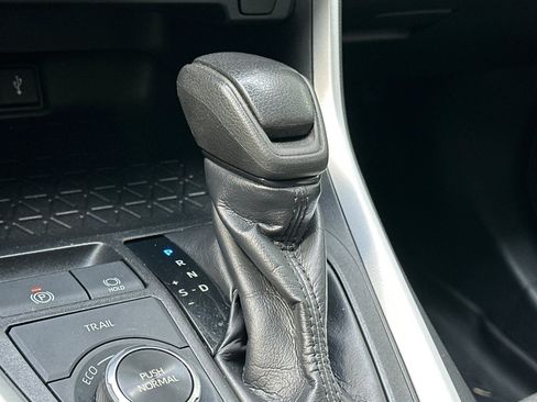 Used 2021 Toyota RAV4 XLE AWD/4WD image 17