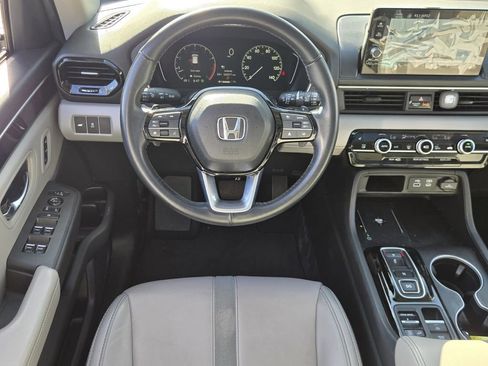 Used 2025 Honda Pilot Touring image 11