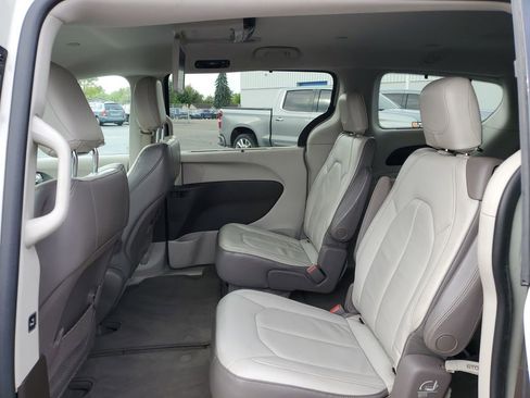Used 2017 Chrysler Pacifica Touring-L w/ Tire & Wheel Group image 28