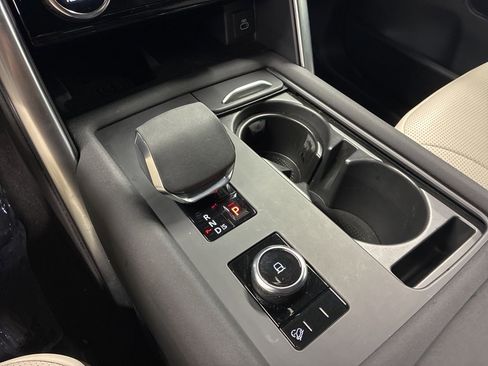 Certified 2024 Land Rover Discovery Dynamic SE image 23