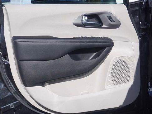 Used 2023 Chrysler Pacifica Touring-L image 21