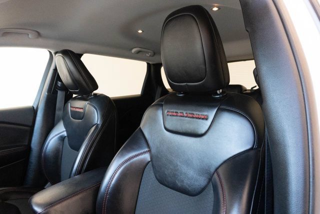 Used 2022 Jeep Cherokee Trailhawk AWD/4WD image 19
