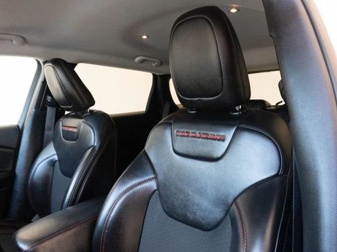 Used 2022 Jeep Cherokee Trailhawk AWD/4WD image 19