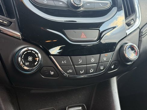 Used 2017 Chevrolet Cruze Premier image 19