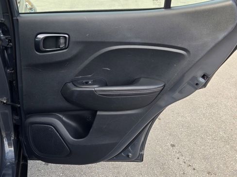 Used 2024 Hyundai Venue Limited image 11