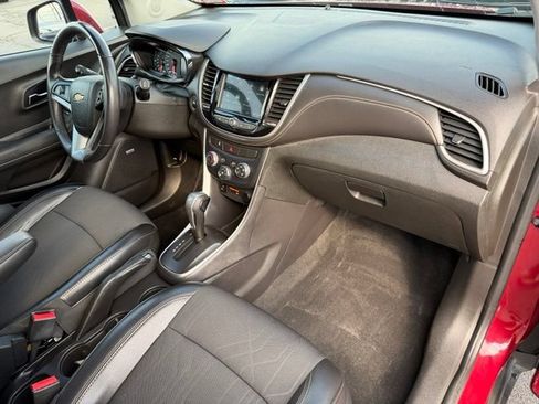Used 2018 Chevrolet Trax LT w/ Sun & Sound Package AWD/4WD image 16