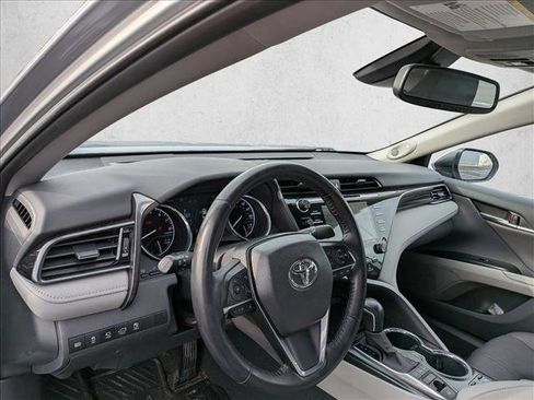 Used 2020 Toyota Camry XLE image 9