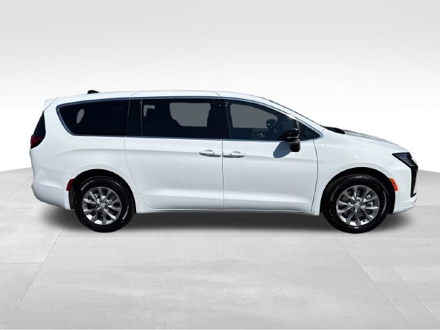 New 2027 Chrysler Pacifica Select AWD/4WD image 8