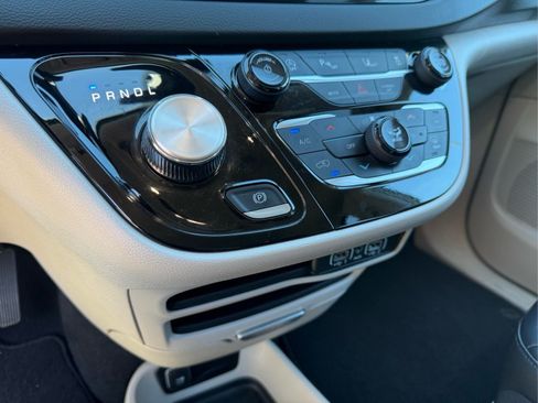 Used 2024 Chrysler Pacifica Touring-L FWD image 22