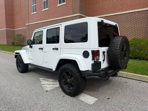Used 2017 Jeep Wrangler Unlimited Sahara AWD/4WD image 11