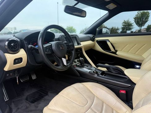 Used 2017 Nissan GT-R Premium w/ Premium Interior Package AWD/4WD image 21