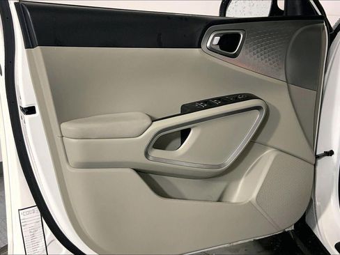 Used 2025 Kia Soul LX FWD image 24