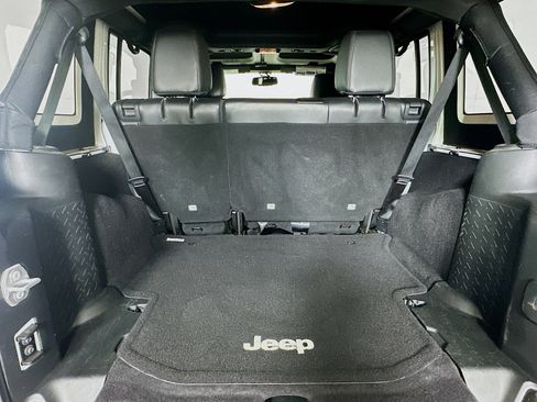 Used 2017 Jeep Wrangler Unlimited Sahara image 25