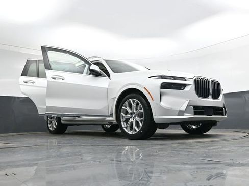 Used 2023 BMW X7 xDrive40i w/ Premium Package image 41