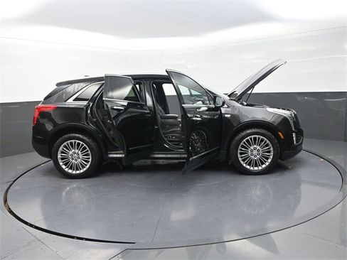 Used 2017 Cadillac XT5 Platinum image 32