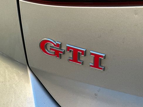 Used 2017 Volkswagen GTI SE image 9