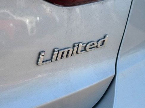 Used 2017 Hyundai Elantra Limited w/ Limited Tech Package 04 FWD image 9