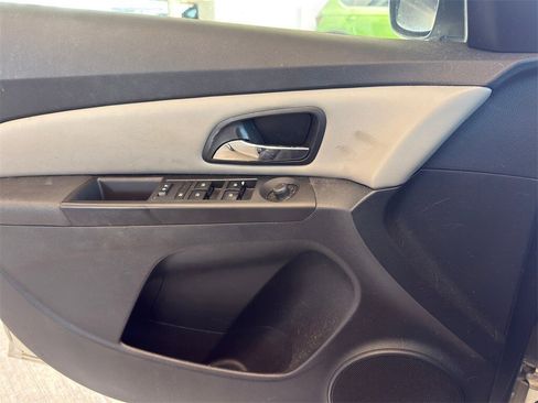 Used 2016 Chevrolet Cruze LT w/ Technology Package image 18